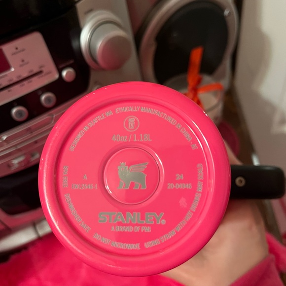 Stanley Neon Electric Pink 40oz - Picture 5 of 6